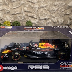 Skala 1/18 Formula 1 Oracle RedBull Racing RB19 M Verstappen fr Bburago