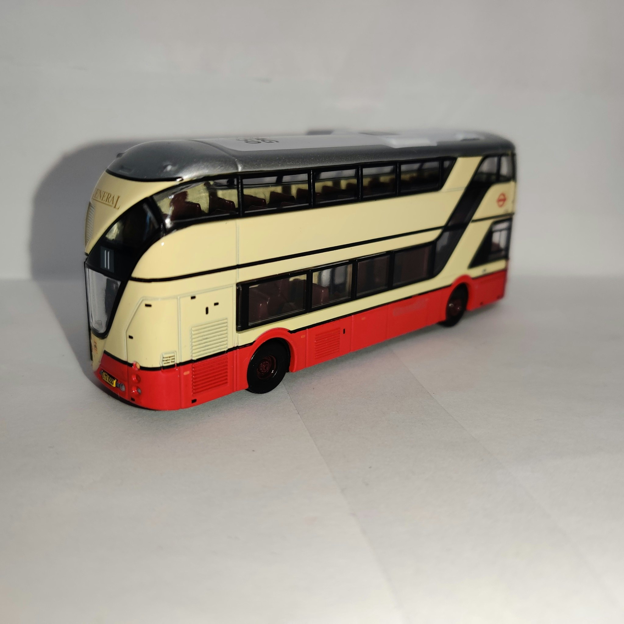 Skala 1/64 London General Livery L750, New Routemaster, fr Tiny