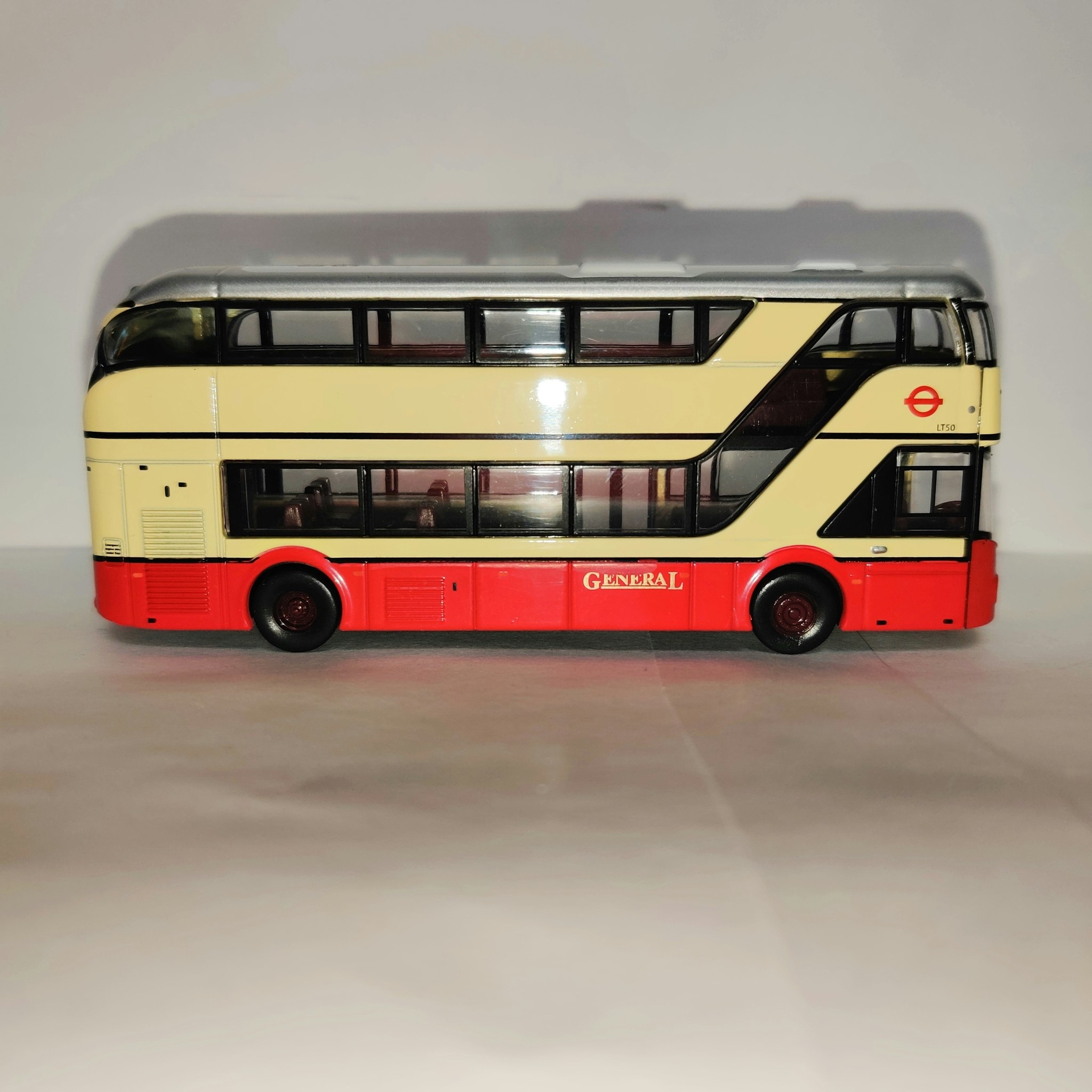 Skala 1/64 London General Livery L750, New Routemaster, fr Tiny