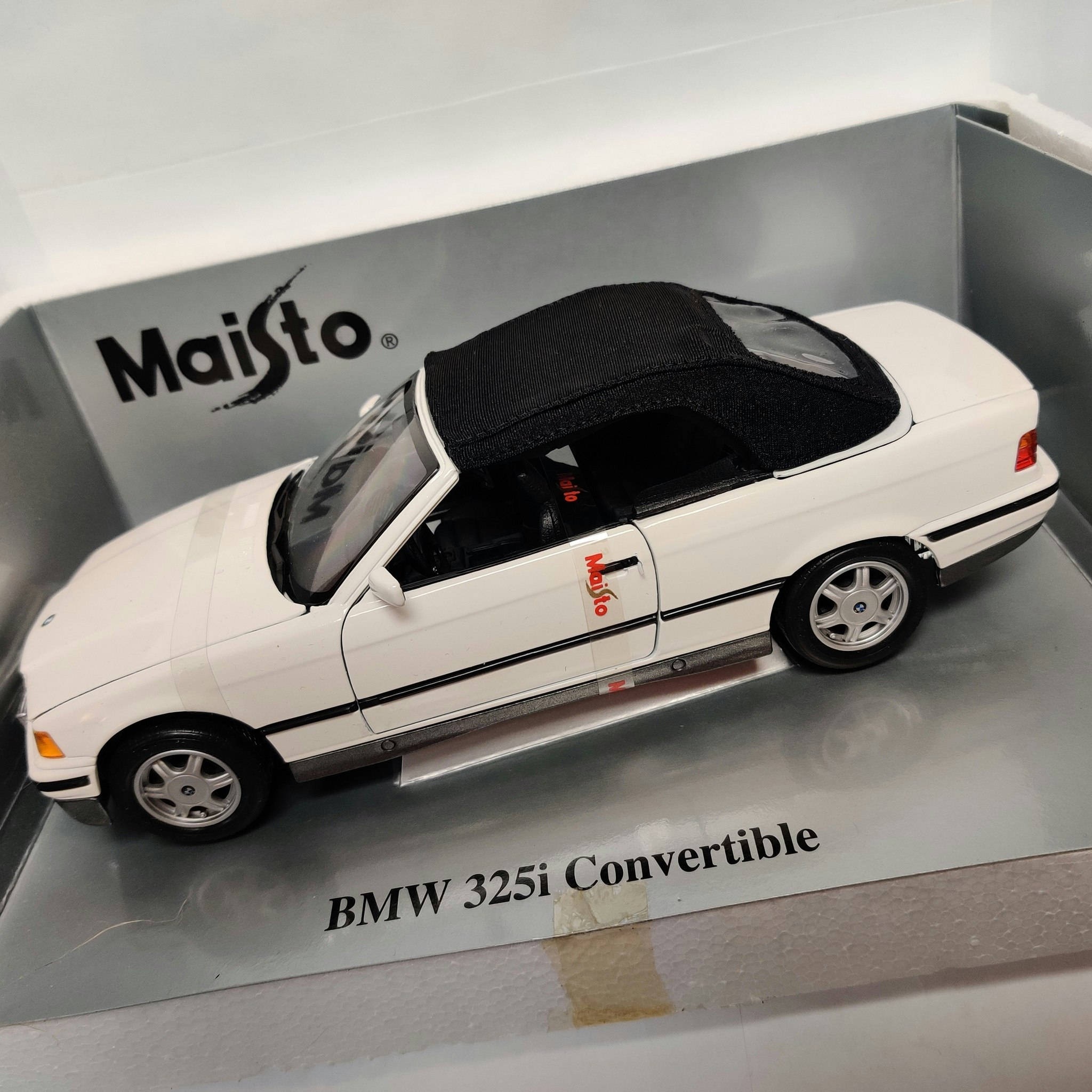 Kopia Skala 1/18 BMW 325i convertible m/w sufflett fr Maisto