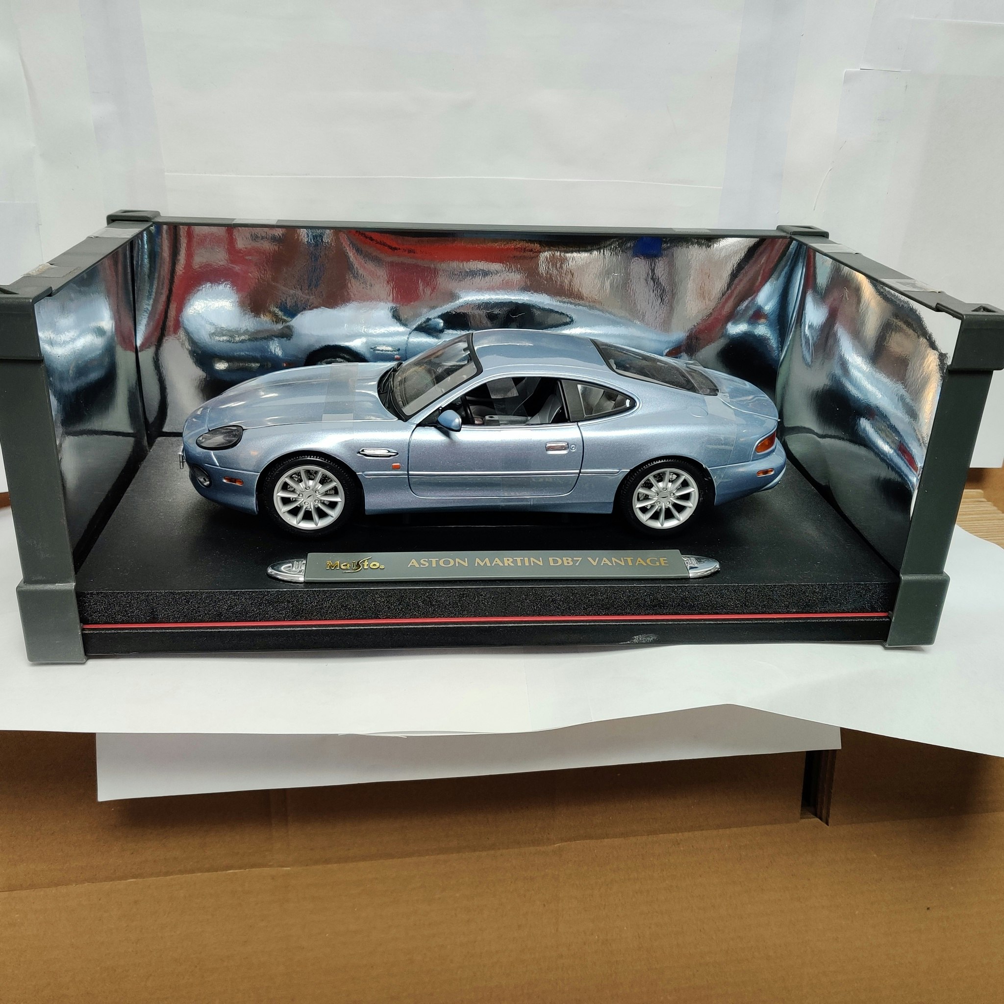 Skala 1/18 Aston Martin DB7 Vantage, utan låda/without box fr Maisto