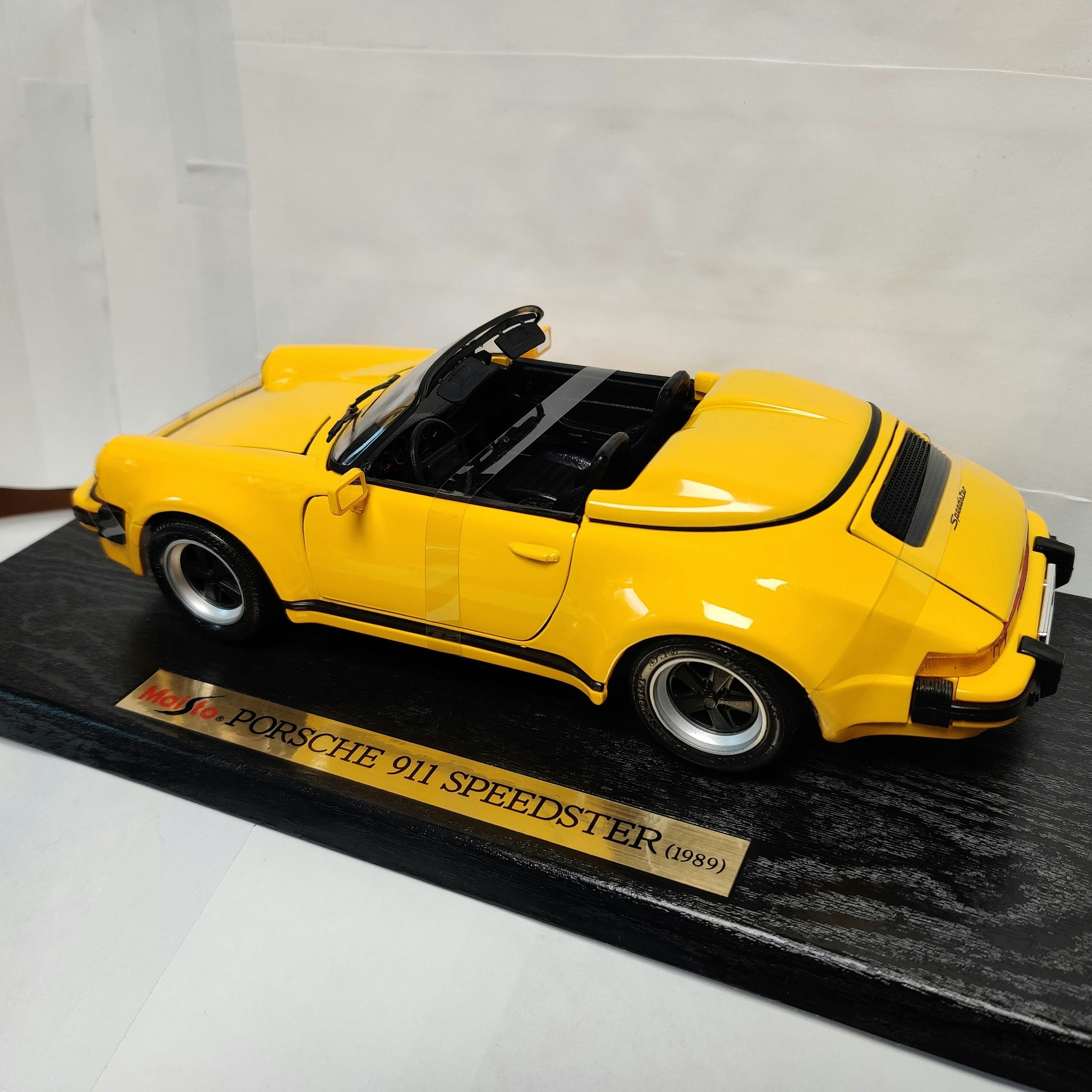 Skala 1/18 Porsche 911 Speedster 1989 fr Maisto
