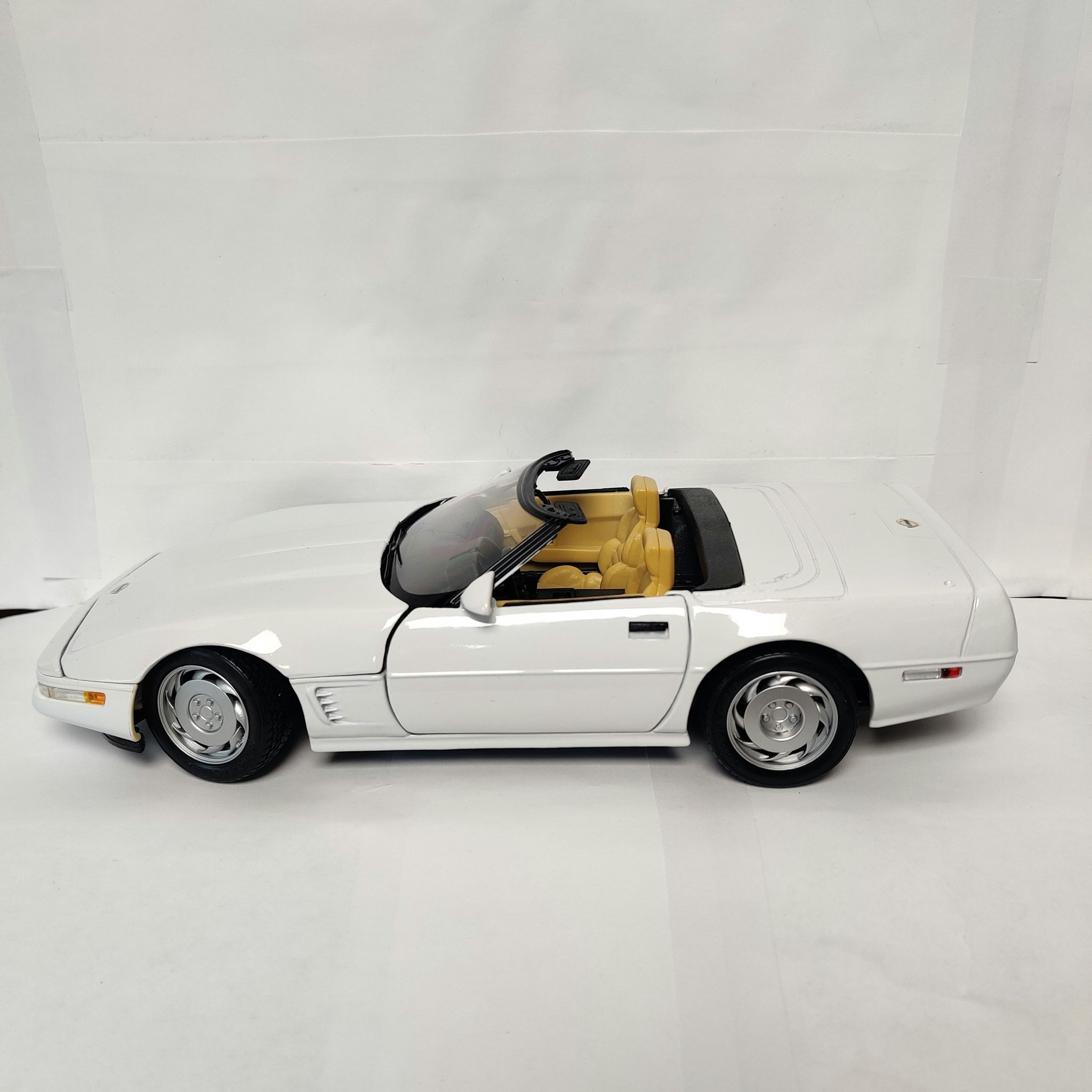 Skala 1/18 Chevrolet Corvette 1996 fr Maisto
