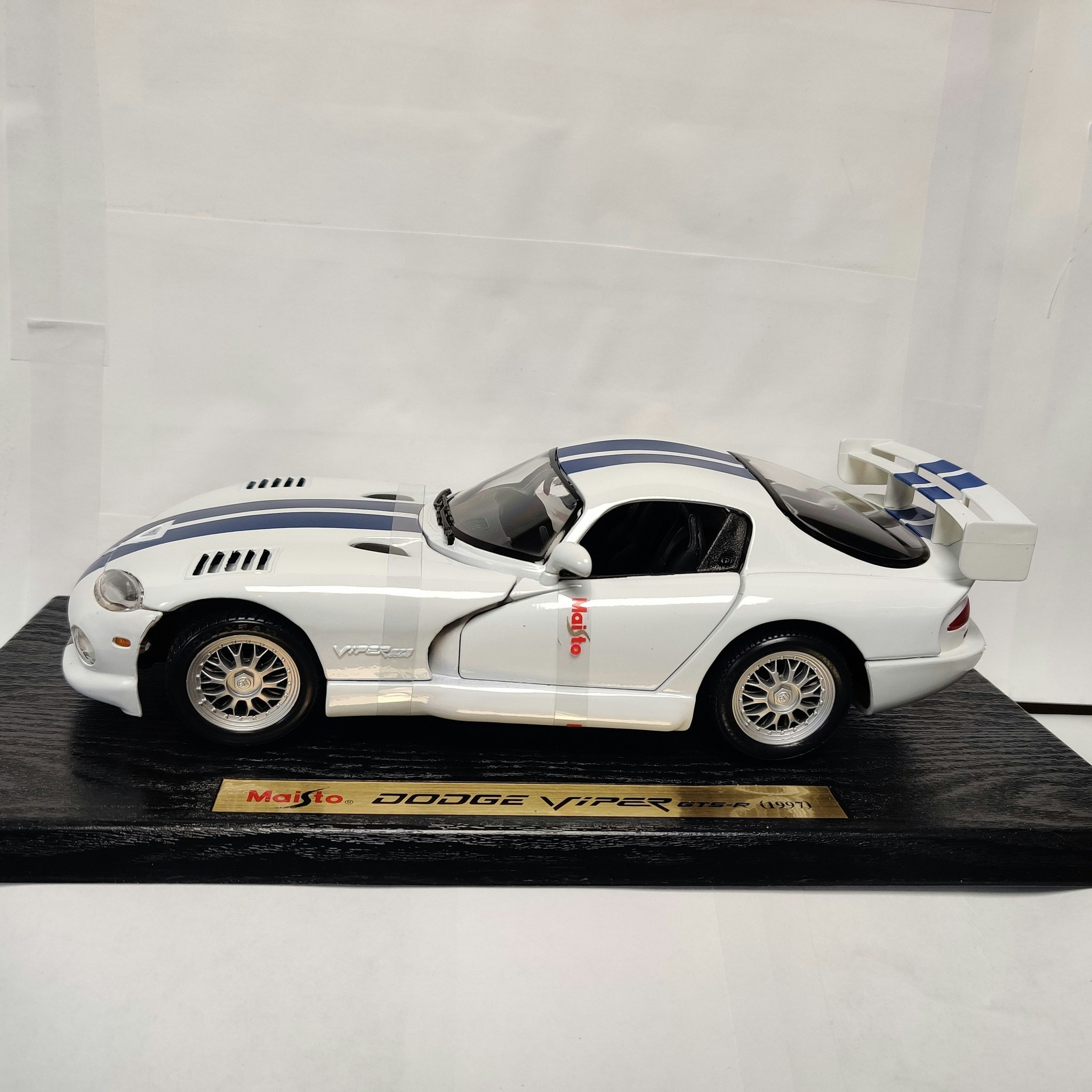 Skala 1/18 Dodge Viper GTS-R 1997 fr Maisto