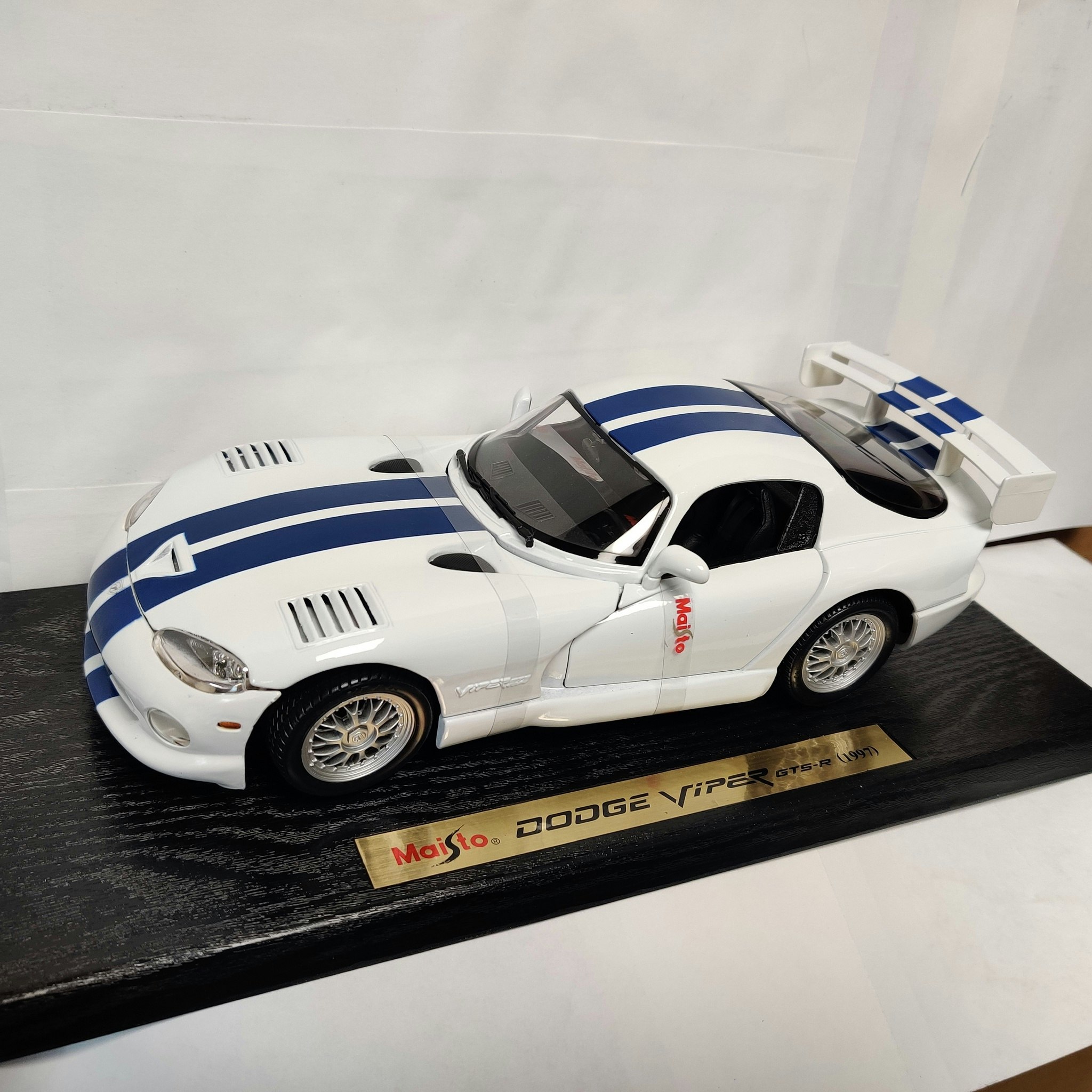 Skala 1/18 Dodge Viper GTS-R 1997 fr Maisto
