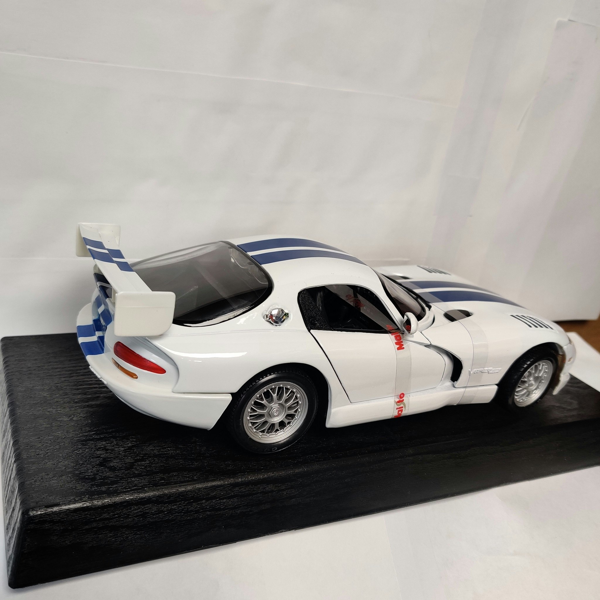 Skala 1/18 Dodge Viper GTS-R 1997 fr Maisto