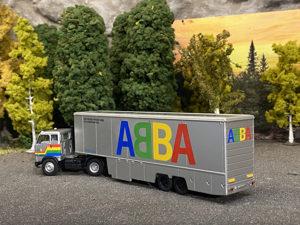 Skala 1/87 Volvo F 89 w ABBA trailer "Tour 1977" fr Brekina