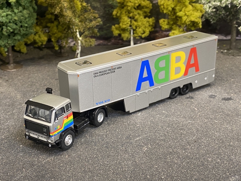 Skala 1/87 Volvo F 89 w ABBA trailer "Tour 1977" fr Brekina