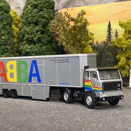 Skala 1/87 Volvo F 89 w ABBA trailer "Tour 1977" fr Brekina