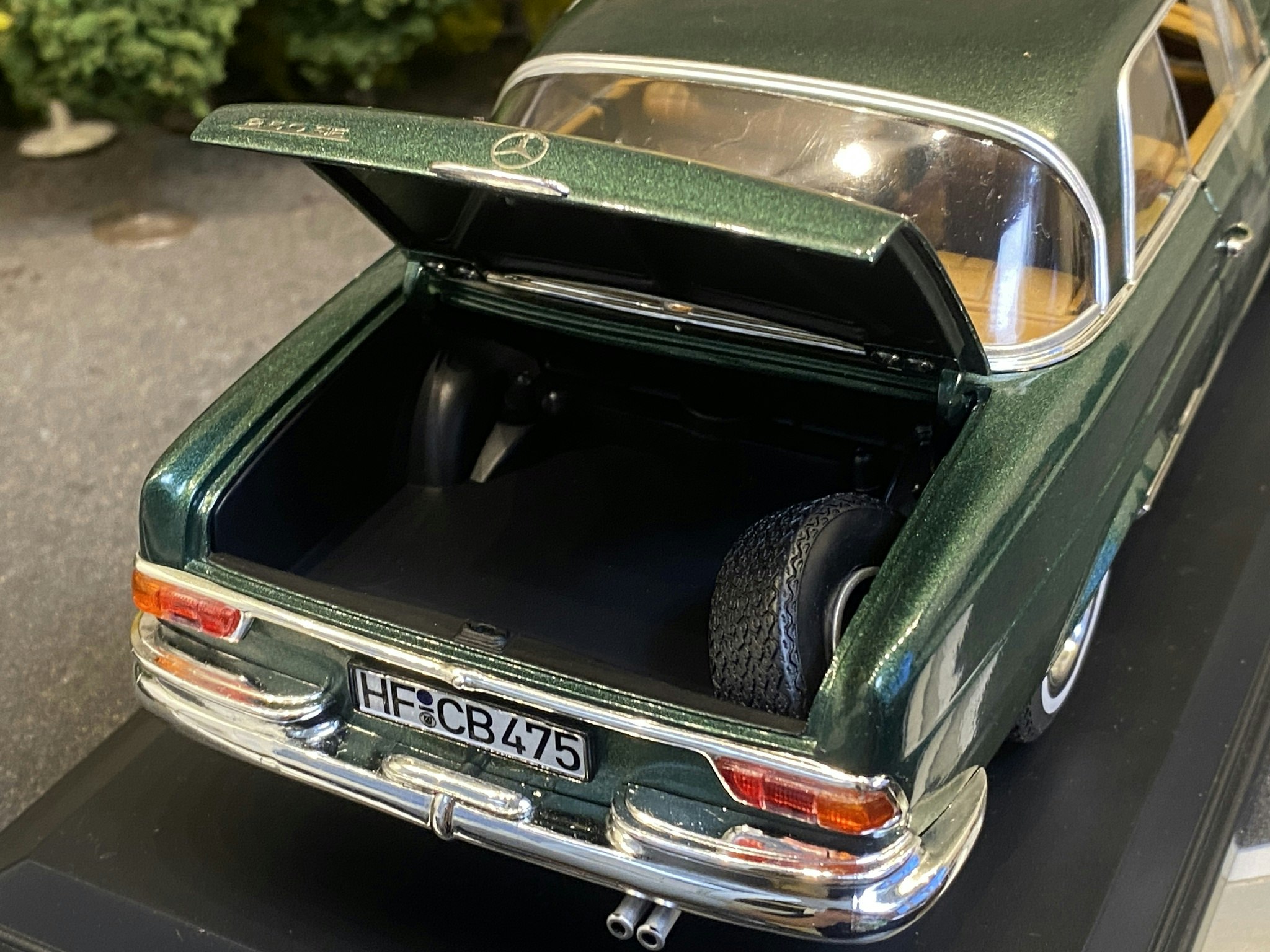 Skala 1/18 Mercedes-Benz 250 SE Coupé 1969, Green Met. fr Norev