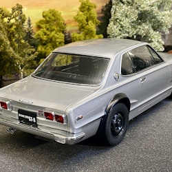Skala 1/18 Nissan Skyline GT-R KGPC10, Silver Triple9 Collection