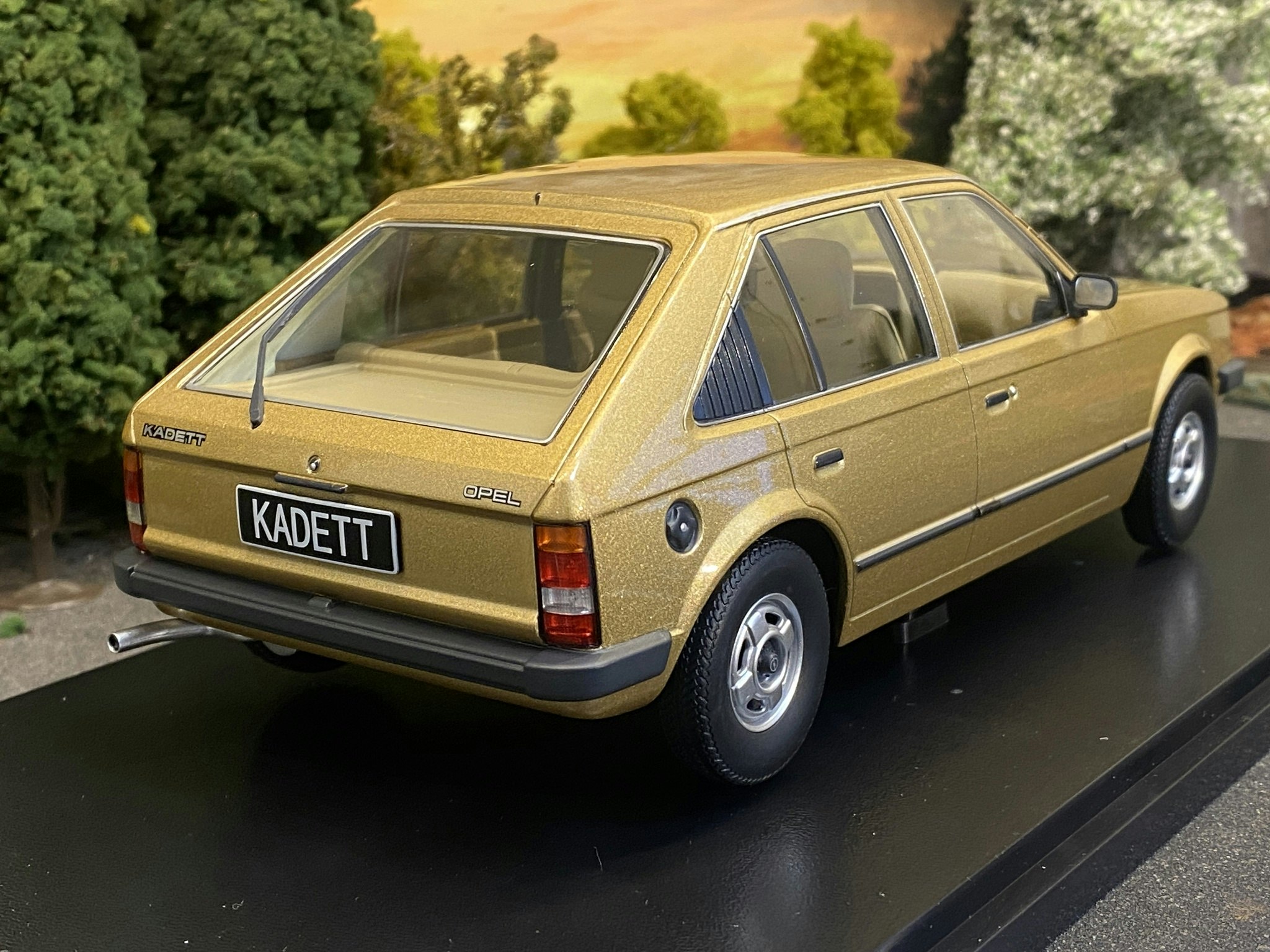 Skala 1/18 Opel Kadett D 1984, Gold fr Triple9 Collection