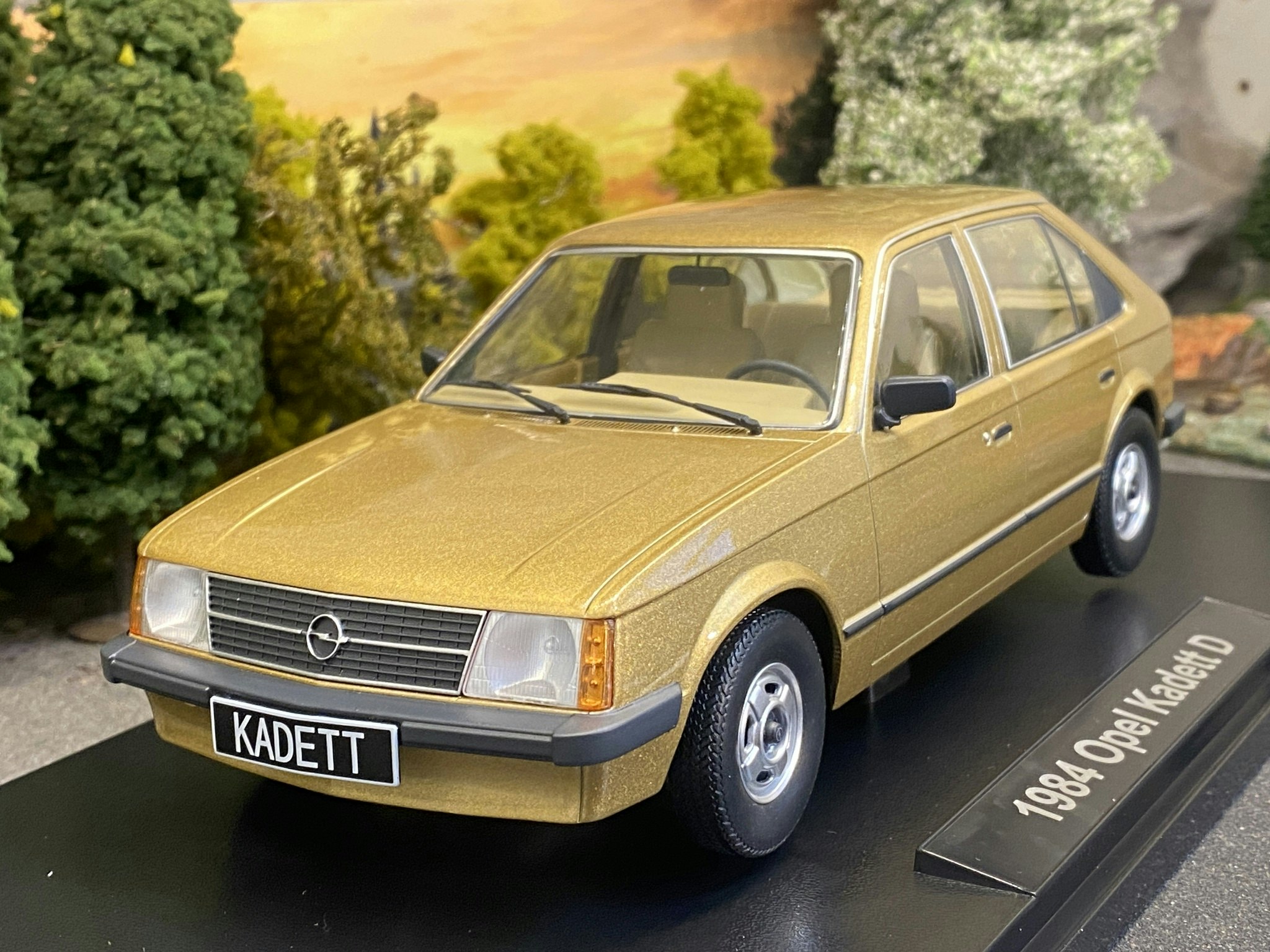 Skala 1/18 Opel Kadett D 1984, Gold fr Triple9 Collection