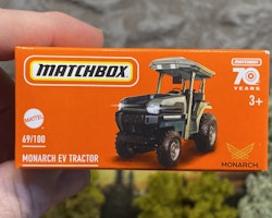 Skala 1/64 Matchbox "70-years" Monarch EV Tractor