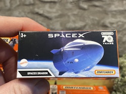 Skala 1/64 Matchbox "70-years" Space X Dragon