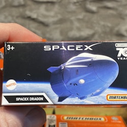 Skala 1/64 Matchbox "70-years" Space X Dragon