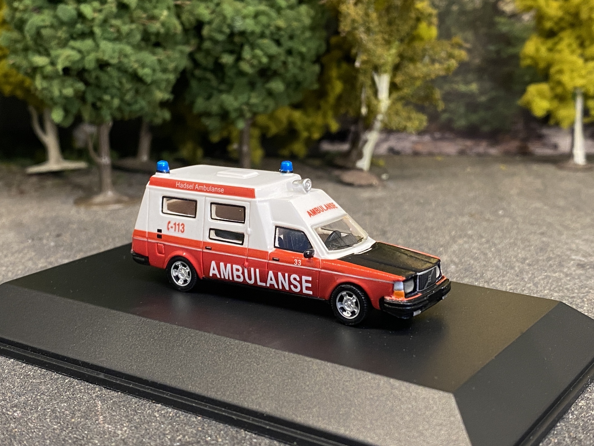 Skala 1/87 H0 - Volvo 265 Ambulance Norway fr BOS - Best Of Show