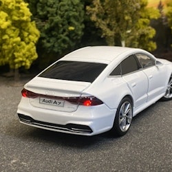 Skala 1/32 Audi A7, white w lights & sound från Tayumo