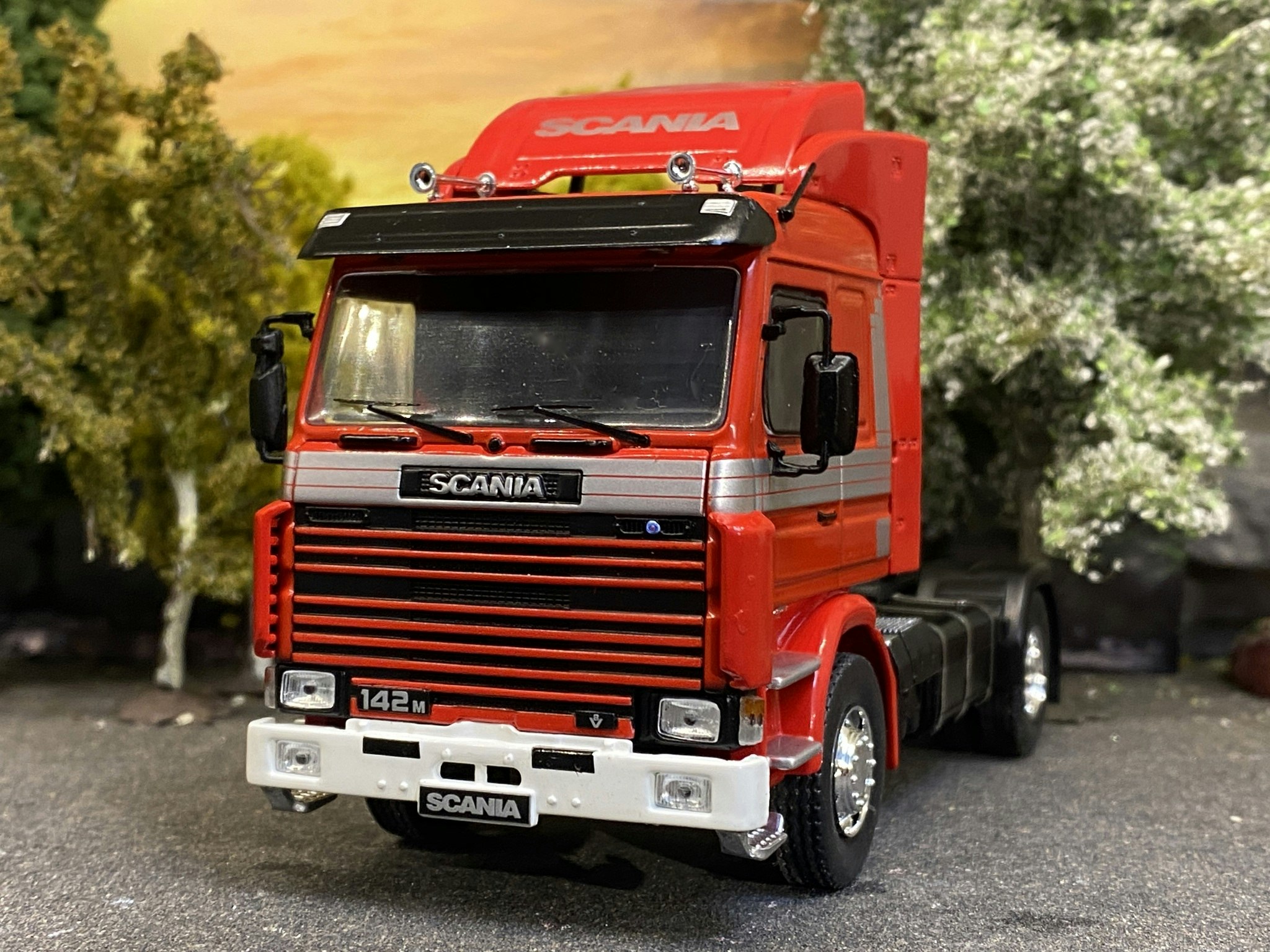 Skala 1/43 Scania 142M, Red with stipes fr IXO Models