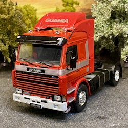 Skala 1/43 Scania 142M, Red with stipes fr IXO Models