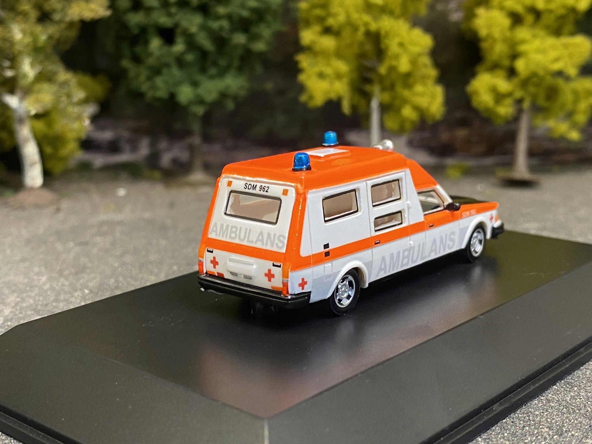 Skala 1/87 H0 - Volvo 265 Ambulance Sweden fr BOS - Best Of Show