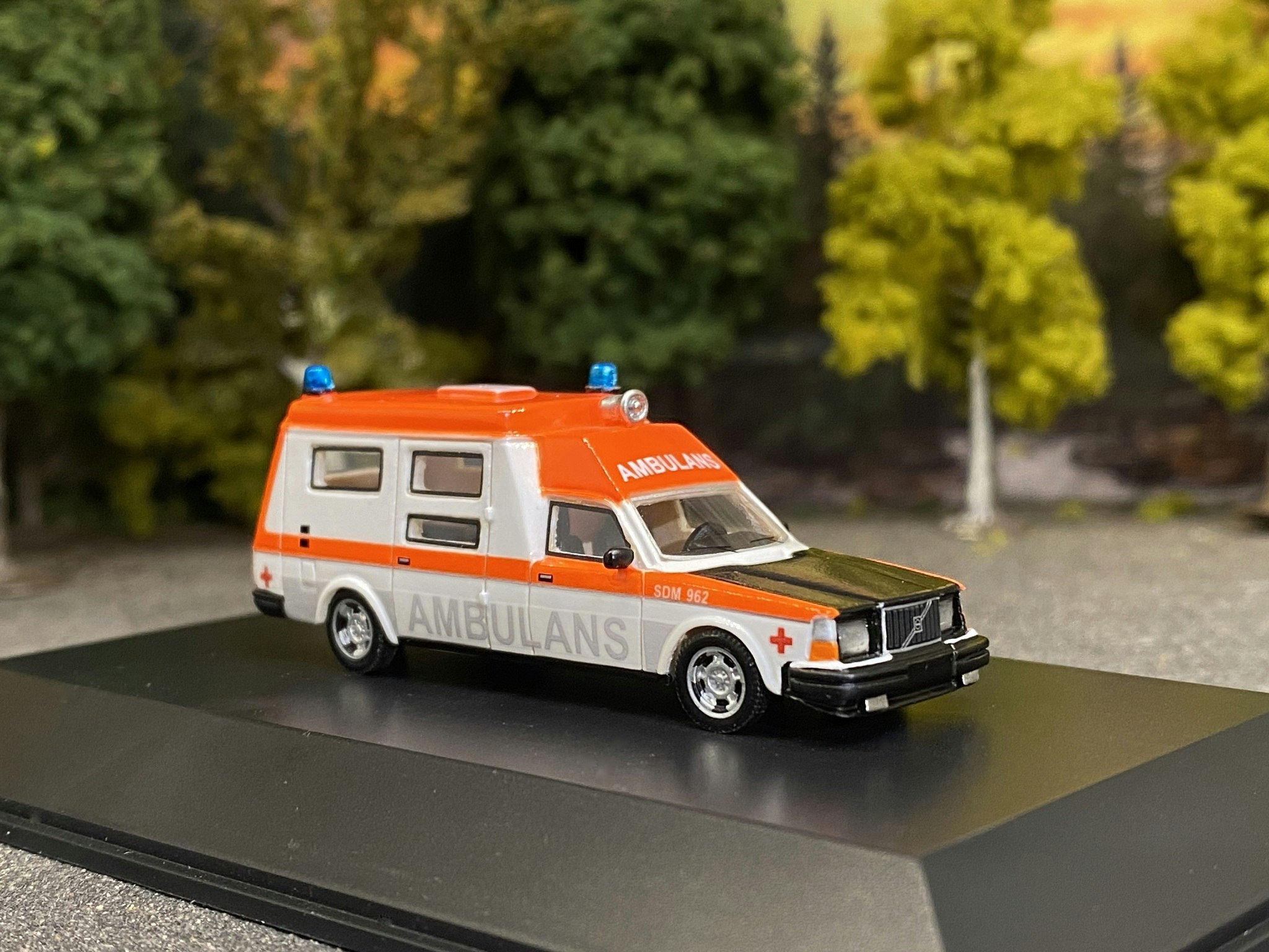Skala 1/87 H0 - Volvo 265 Ambulance Sweden fr BOS - Best Of Show