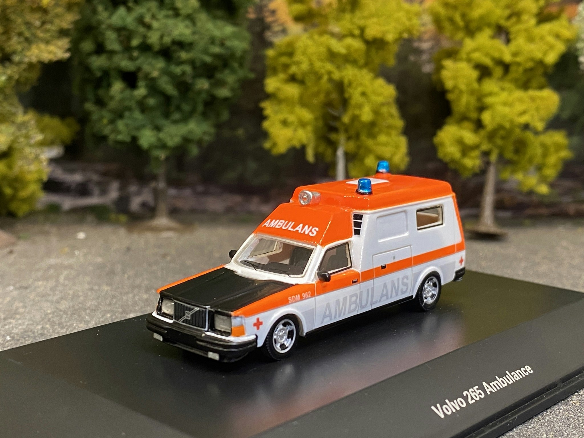 Skala 1/87 H0 - Volvo 265 Ambulance Sweden fr BOS - Best Of Show