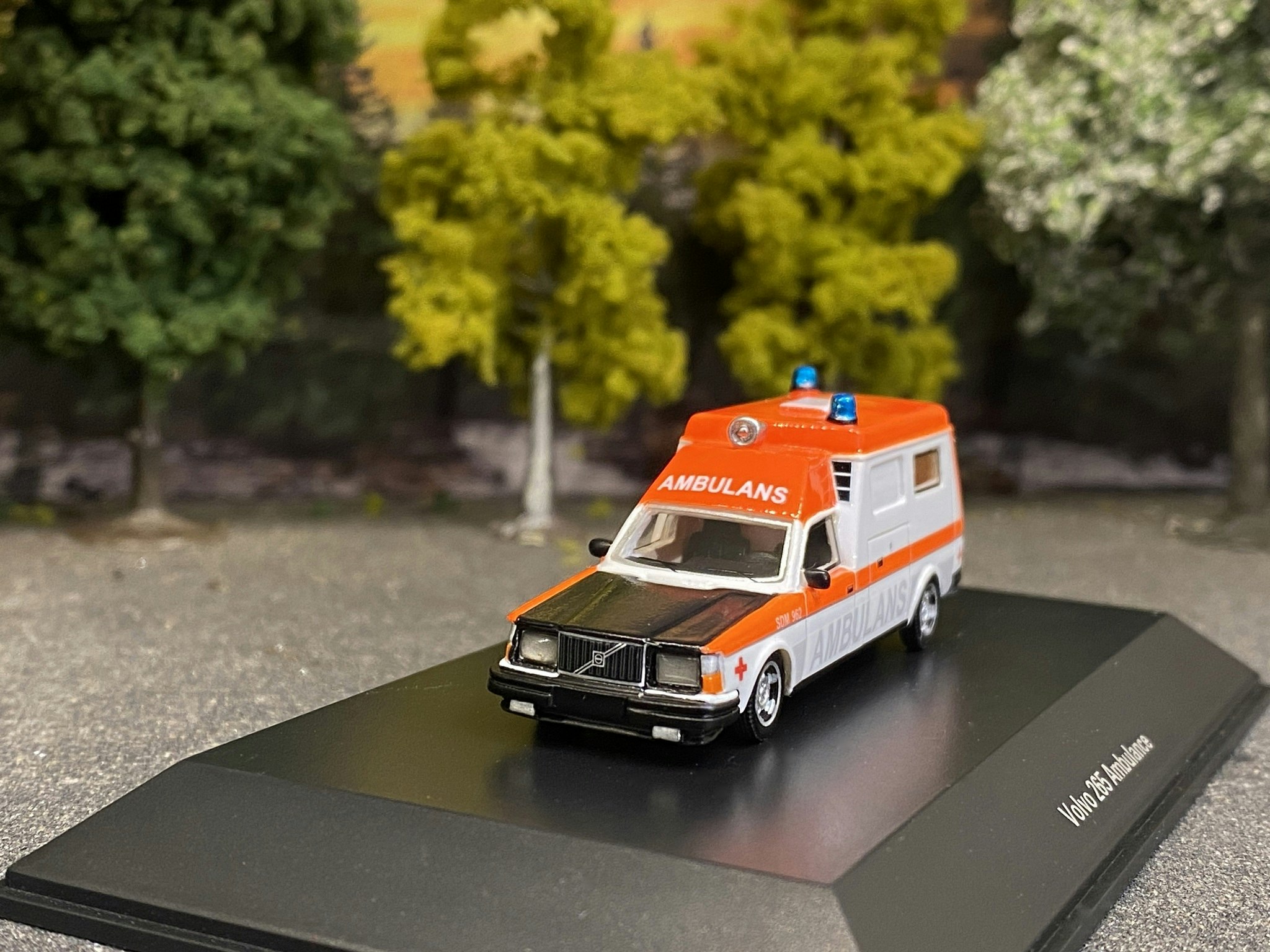 Skala 1/87 H0 - Volvo 265 Ambulance Sweden fr BOS - Best Of Show