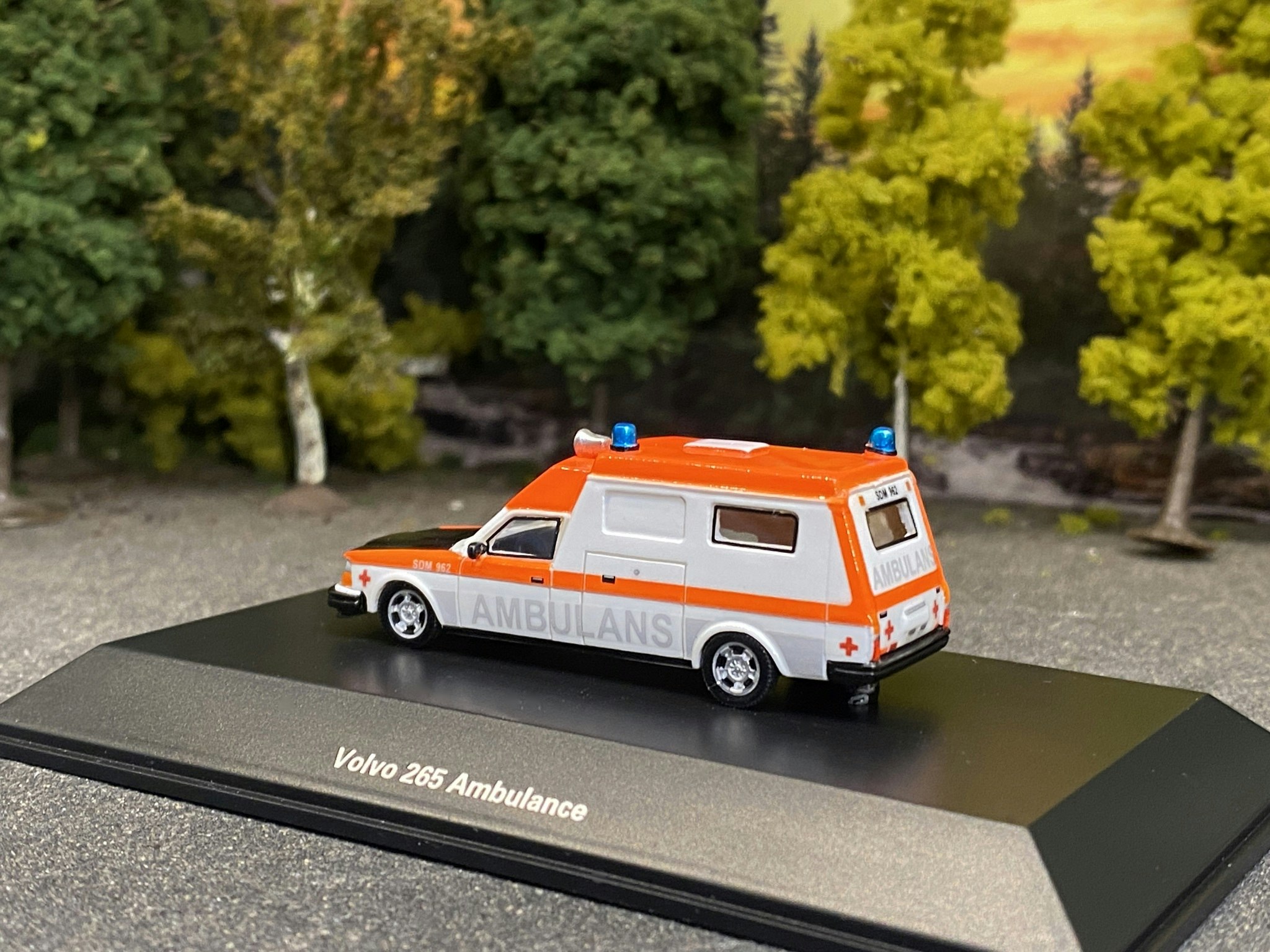 Skala 1/87 H0 - Volvo 265 Ambulance Sweden fr BOS - Best Of Show