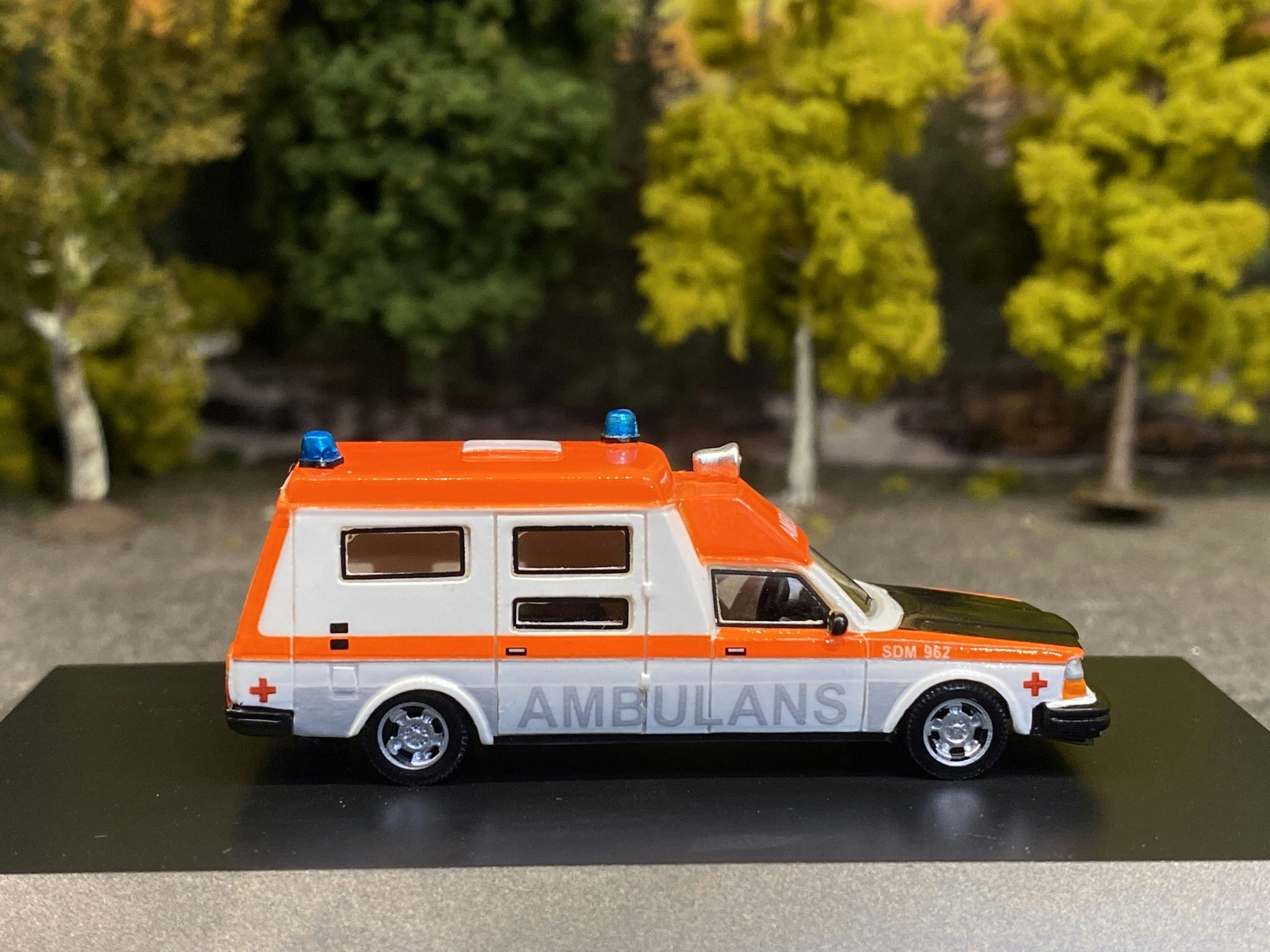Skala 1/87 H0 - Volvo 265 Ambulance Sweden fr BOS - Best Of Show