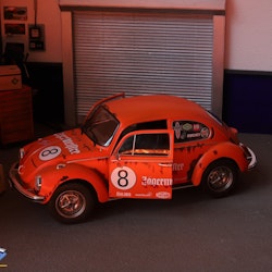 Skala 1/18 Volkswagen Beetle 1303, Jäger Tribute, Orange 74' fr SOLIDO