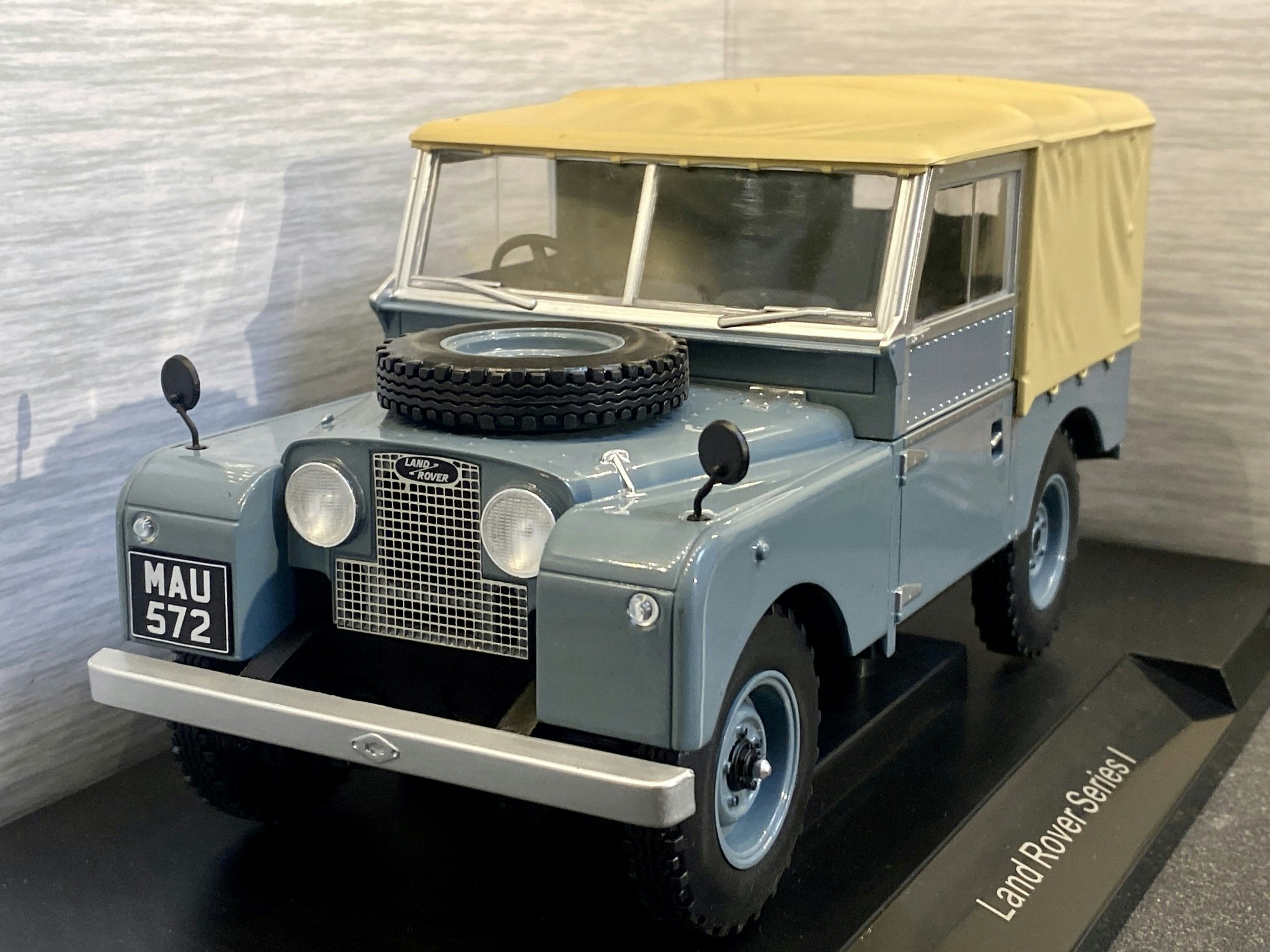Skala 1/18 Land Rover, Series 1, Gray/beige fr MCG Model Car Group