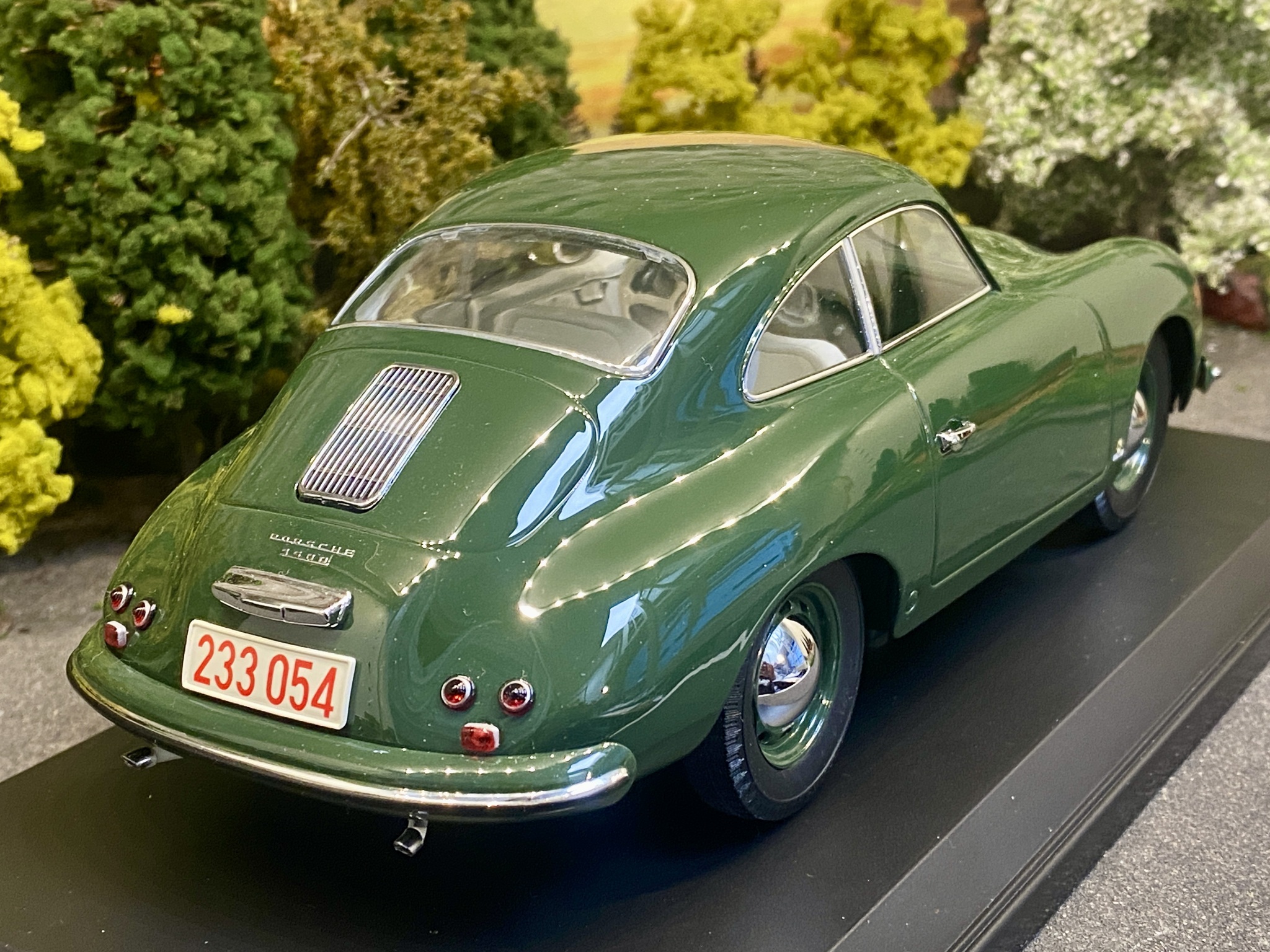Skala 1/18 Porsche 356 Coupe 54' Green fr Norev