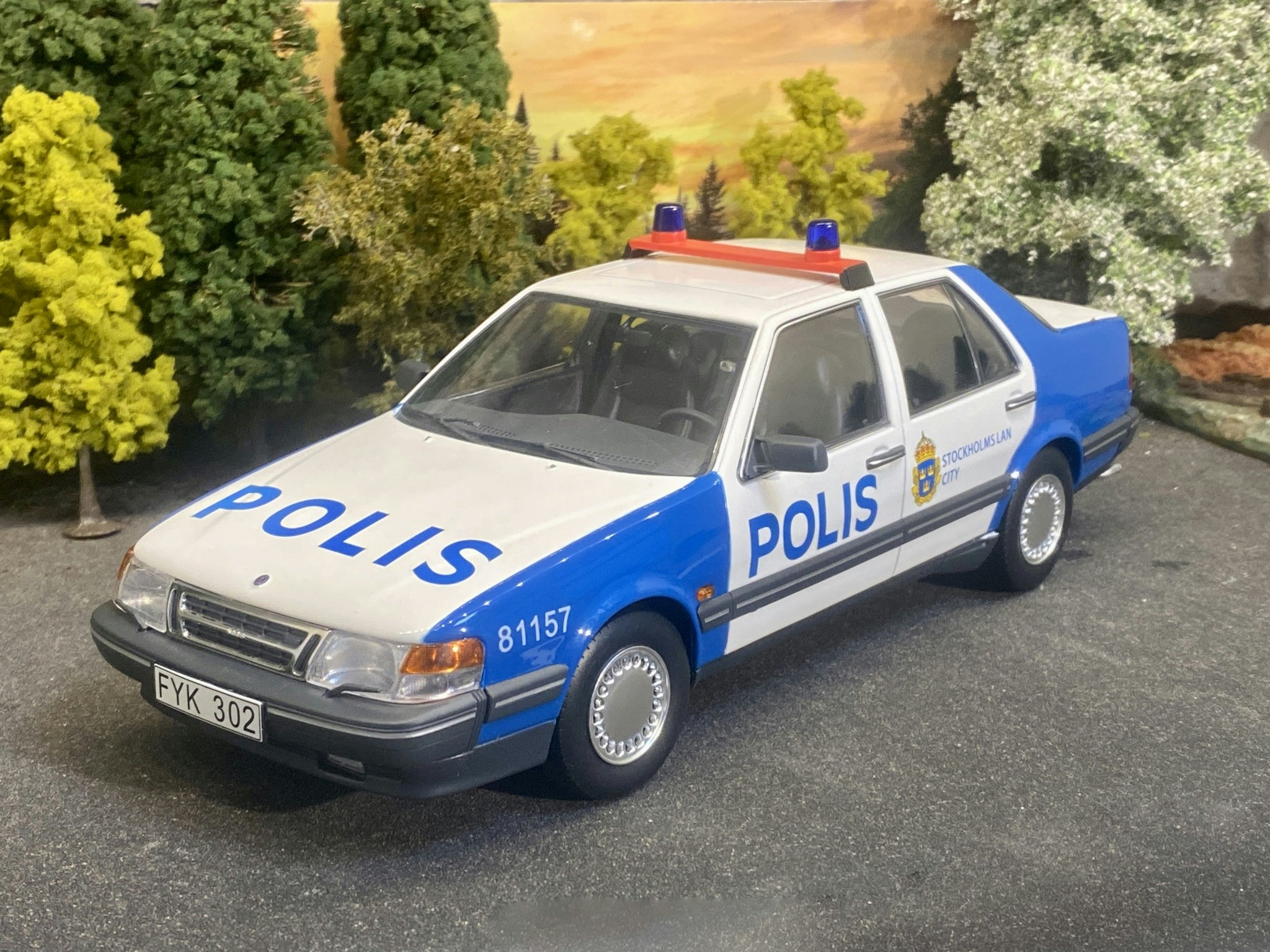 Skala 1/18 SAAB 9000 CD, Polis, Stockholms län fr Triple9 Collection