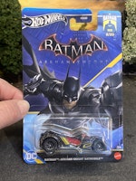 Skala 1/64 Hot Wheels DC: Batman Arkham Knight Batmobile