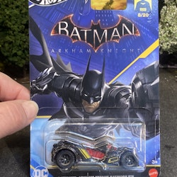Skala 1/64 Hot Wheels DC: Batman Arkham Knight Batmobile