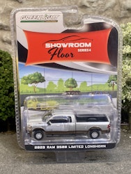 Skala 1/64 Showroom Floor - RAM 3500 Ltd Longhorn 2023 fr Greenlight