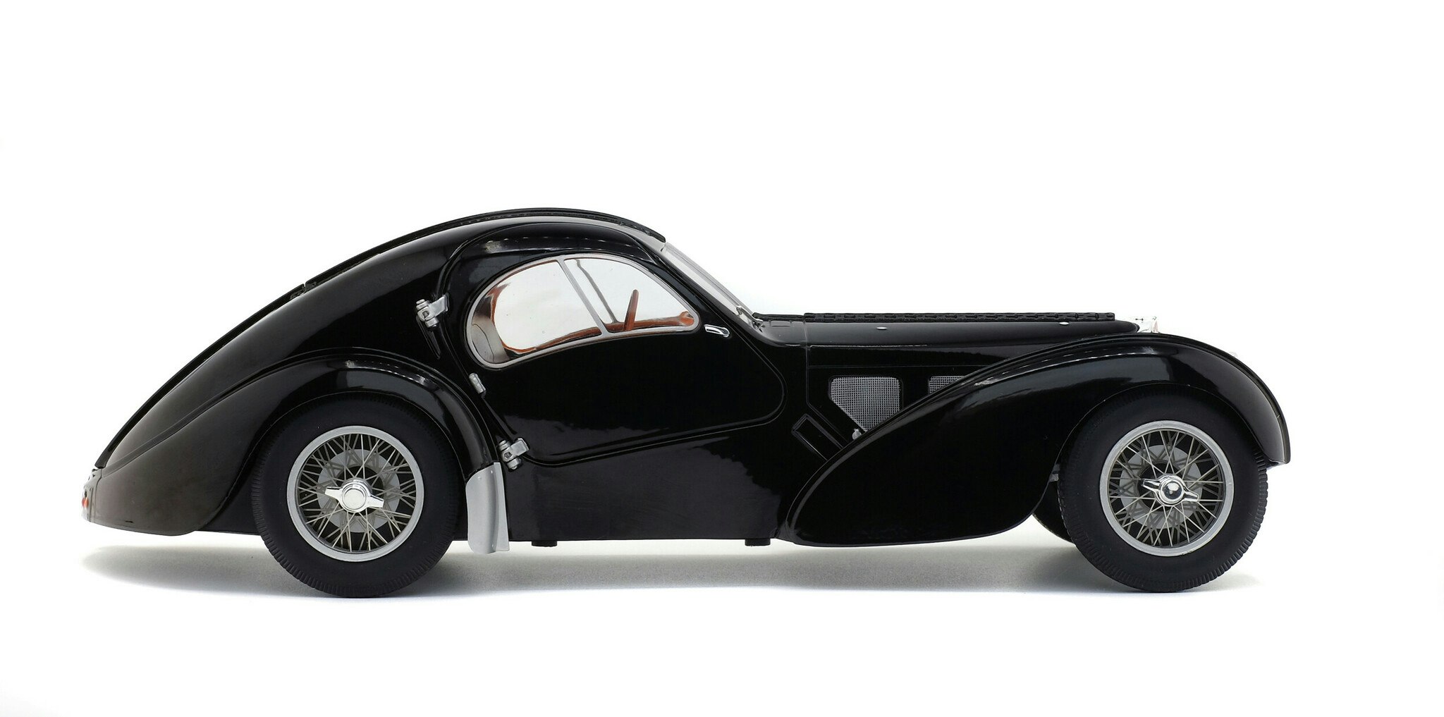 Skala 1/18 BUGATTI TYPE 57 SC ATLANTIC – BLACK – 1937 fr SOLIDO