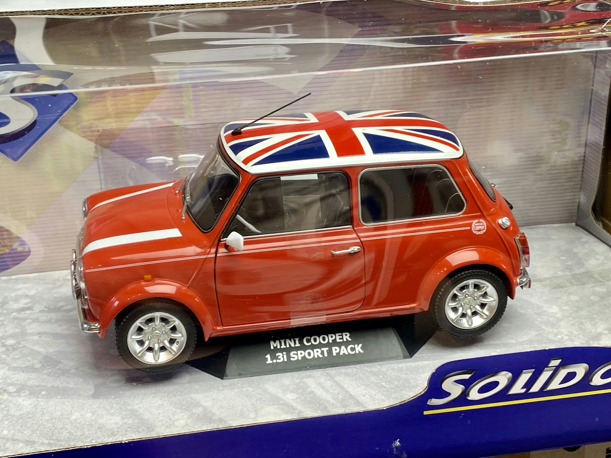 Skala 1/18 MINI COOPER 1,3i Sport Pack, Red w Union Jack fr SOLIDO