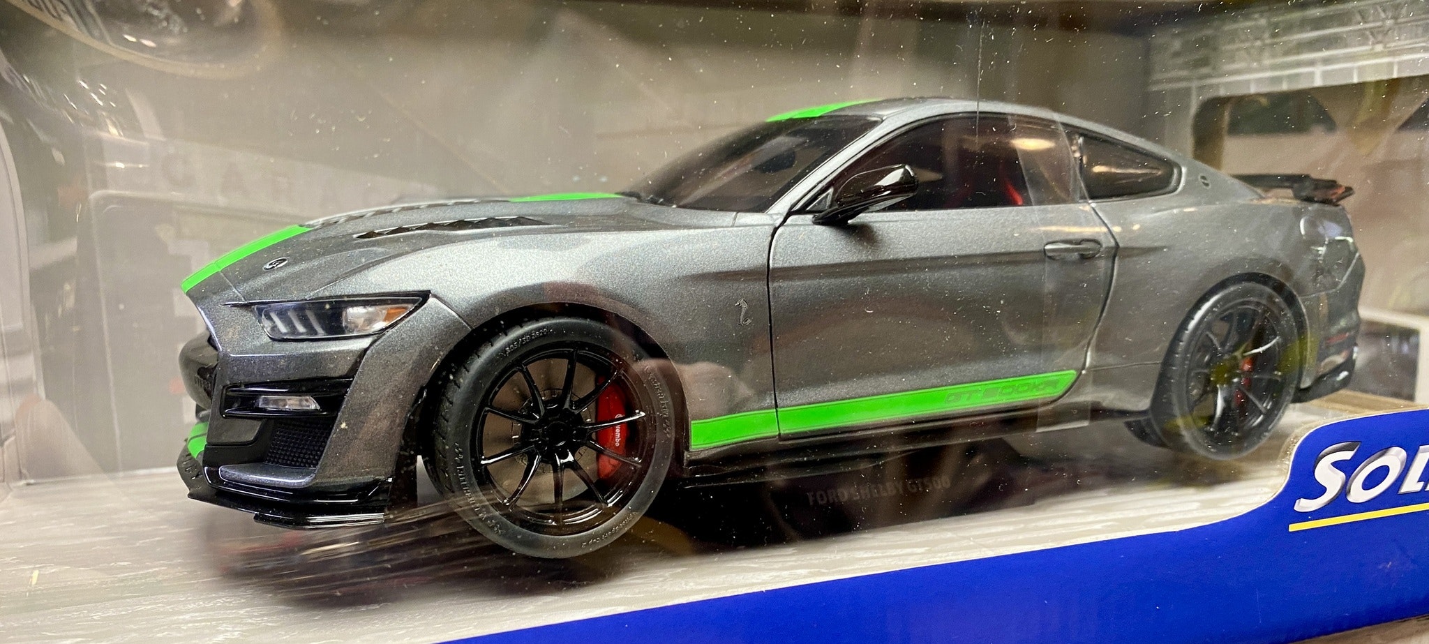 Skala 1/18 FORD MUSTANG GT500, CARB. GREY/NEON GREEN 20 fr SOLIDO