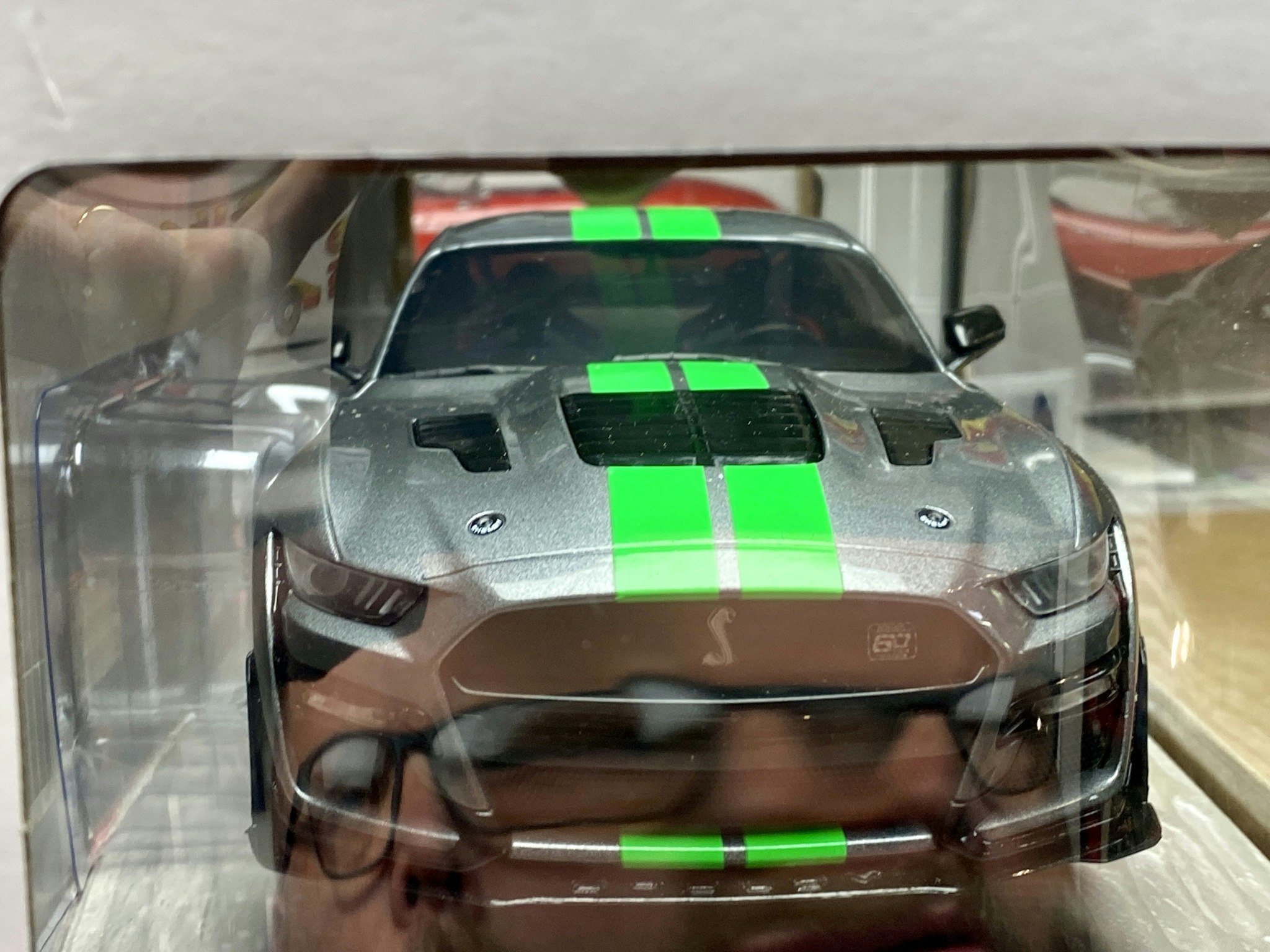 Skala 1/18 FORD MUSTANG GT500, CARB. GREY/NEON GREEN 20 fr SOLIDO