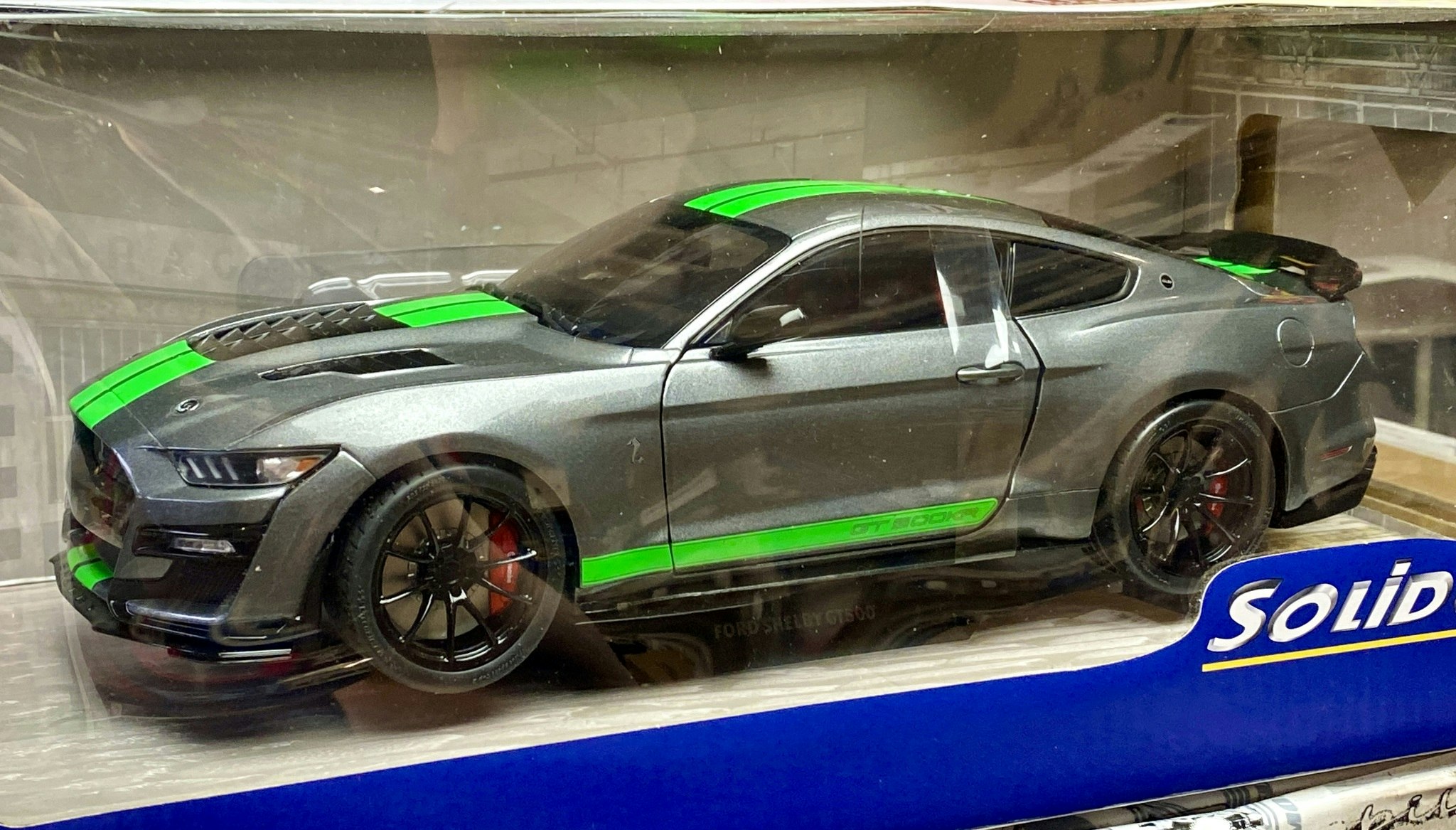 Skala 1/18 FORD MUSTANG GT500, CARB. GREY/NEON GREEN 20 fr SOLIDO