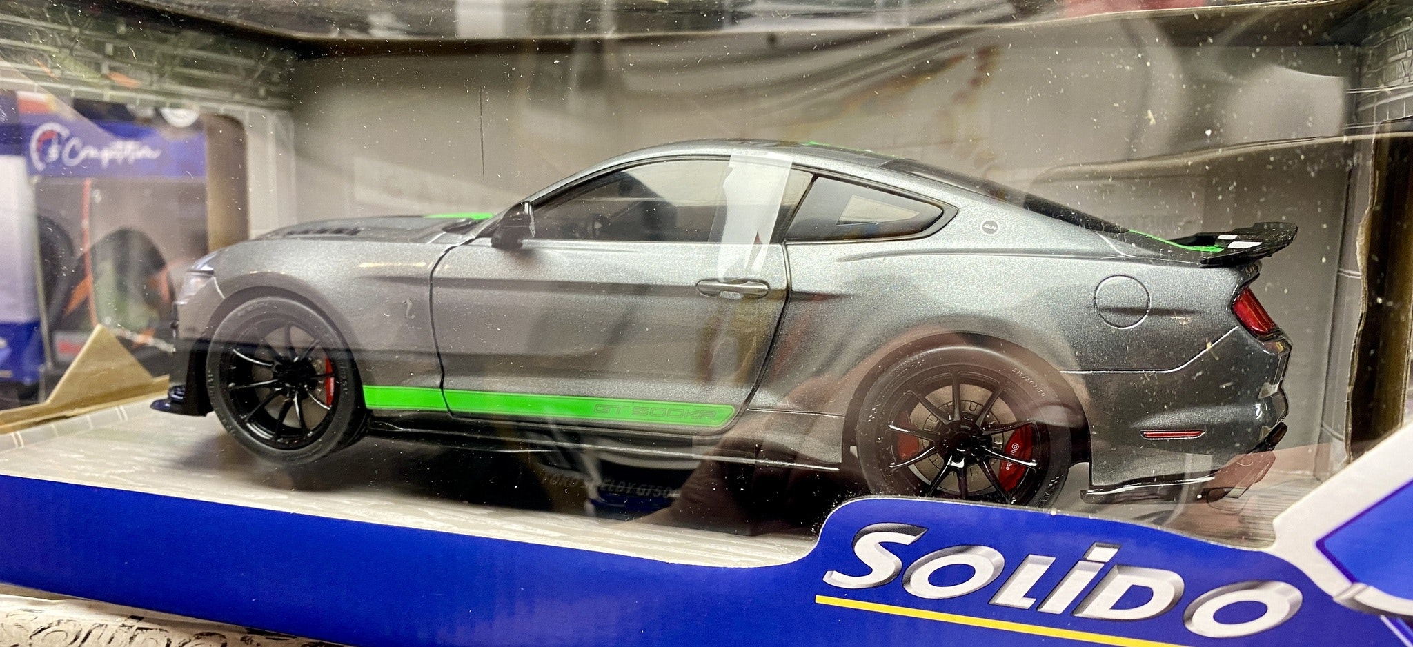 Skala 1/18 FORD MUSTANG GT500, CARB. GREY/NEON GREEN 20 fr SOLIDO