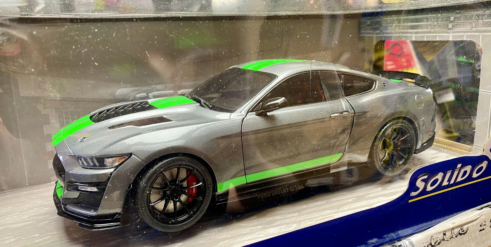 Skala 1/18 FORD MUSTANG GT500, CARB. GREY/NEON GREEN 20 fr SOLIDO