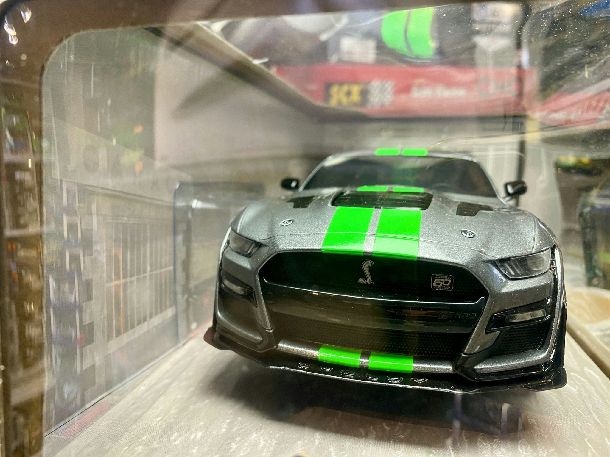 Skala 1/18 FORD MUSTANG GT500, CARB. GREY/NEON GREEN 20 fr SOLIDO