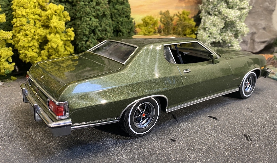 Skala 1/18: 1976 FORD GRAN TORINO, Green met fr GreenLight ARTISAN