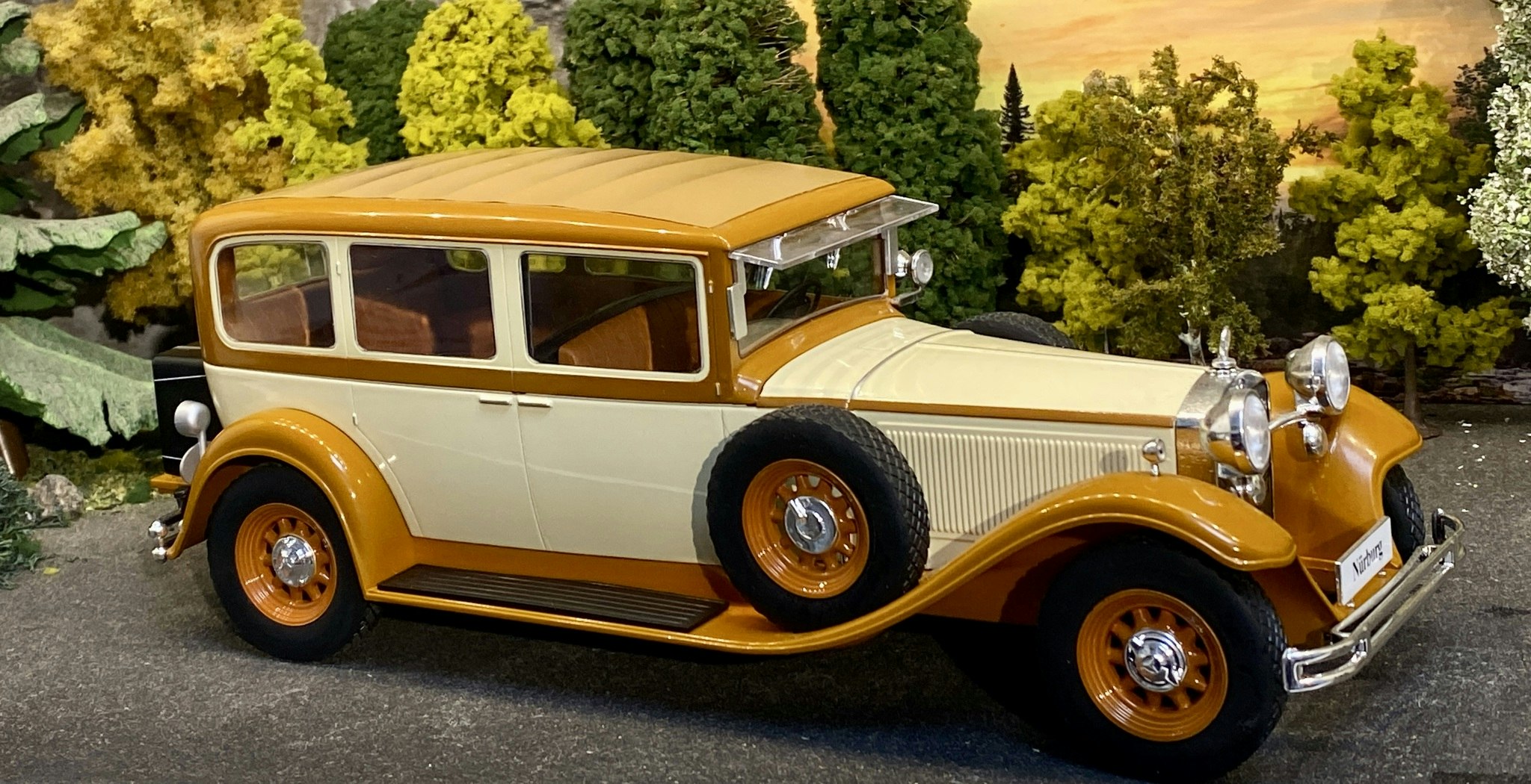 Skala 1/18 Mercedes-Benz Nürburg 460 (W08), Beige/brown 1928 fr MCG