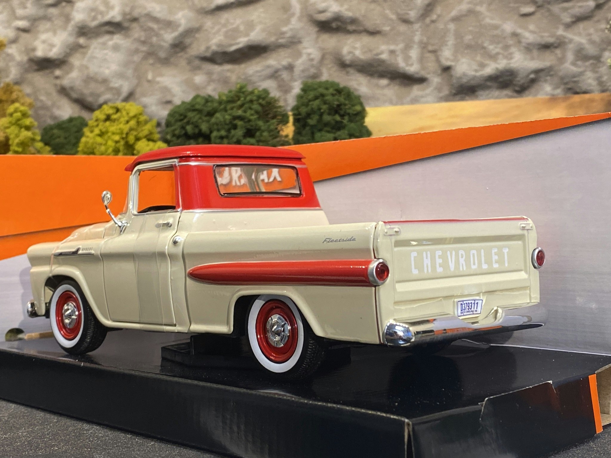 Skala 1/24: 1958 Chevy Apache Fleetside Pickup Cream/red fr MotorMax