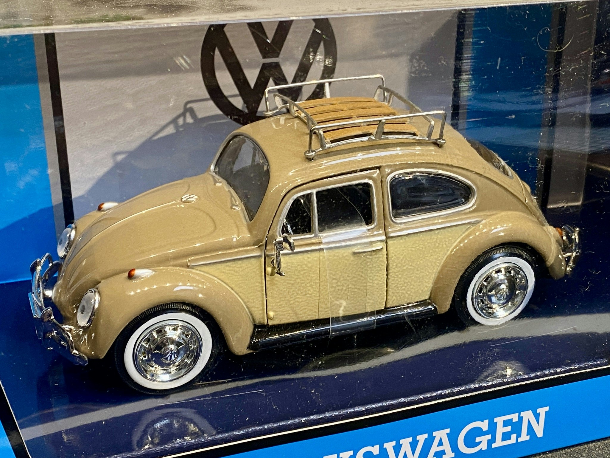Skala 1/24 Volkswagen Beetle 66' w Roof Luggage Rack. fr Motormax