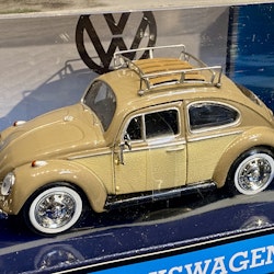 Skala 1/24 Volkswagen Beetle 66' w Roof Luggage Rack. fr Motormax